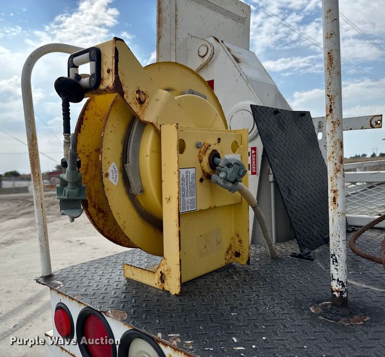 image for item EA1942 2003 International 7600 digger derrick truck