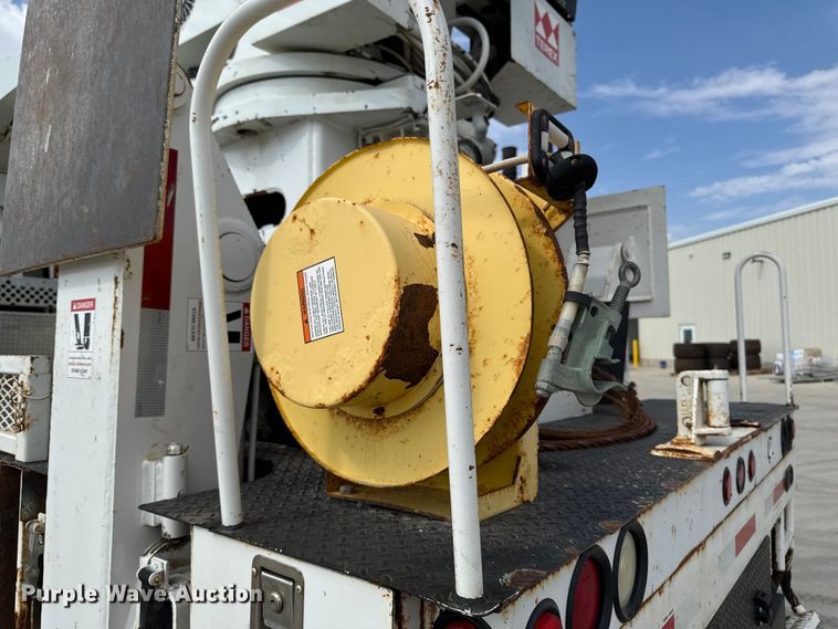 image for item EA1942 2003 International 7600 digger derrick truck