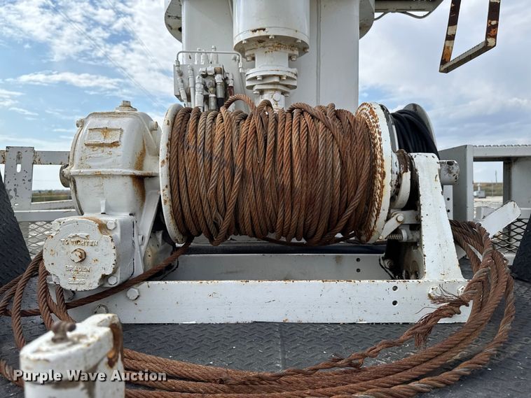 image for item EA1942 2003 International 7600 digger derrick truck