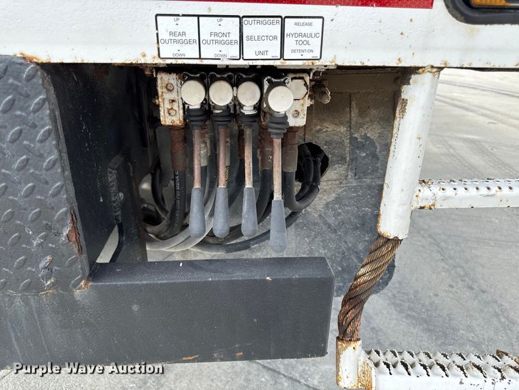 image for item EA1942 2003 International 7600 digger derrick truck