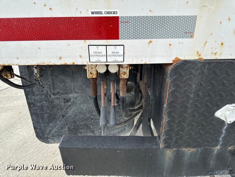 image for item EA1942 2003 International 7600 digger derrick truck