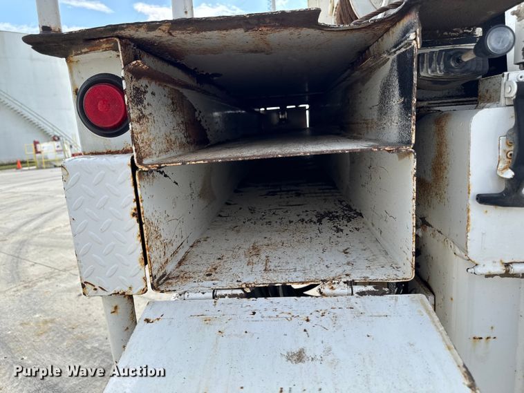 image for item EA1942 2003 International 7600 digger derrick truck