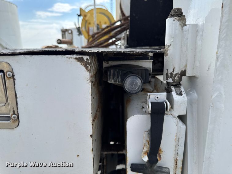 image for item EA1942 2003 International 7600 digger derrick truck