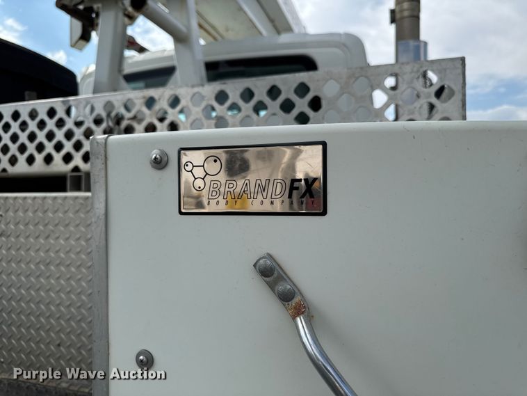 image for item EA1942 2003 International 7600 digger derrick truck