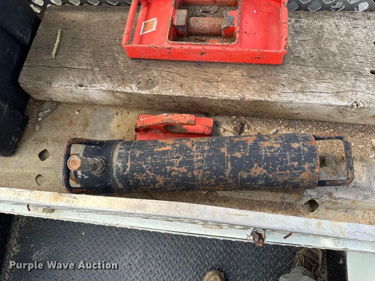 image for item EA1942 2003 International 7600 digger derrick truck