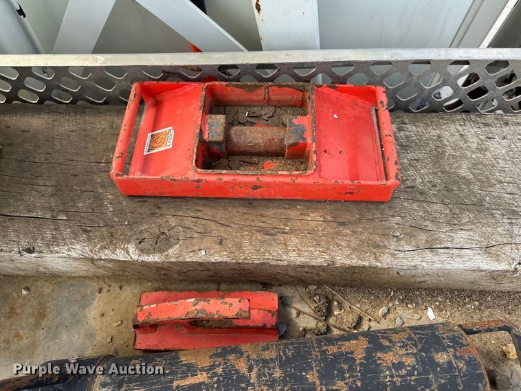 image for item EA1942 2003 International 7600 digger derrick truck