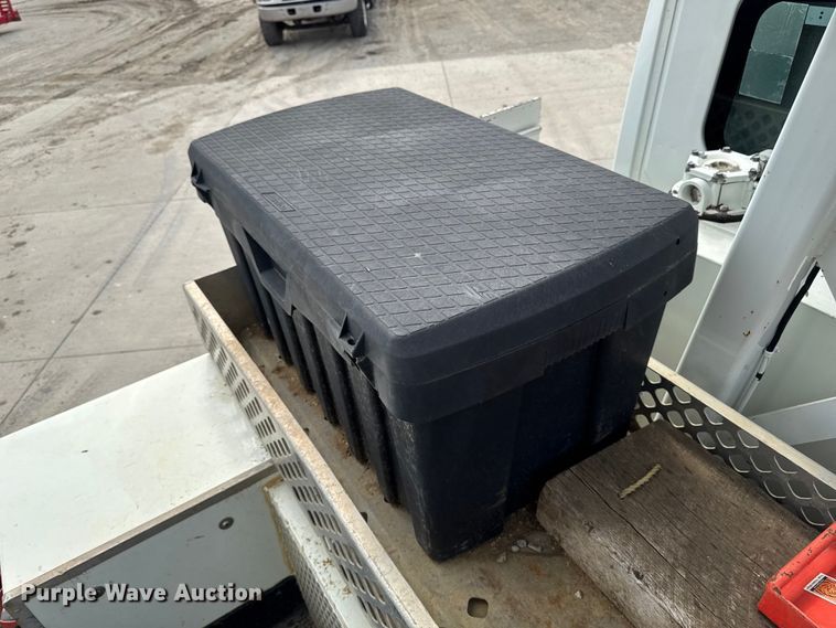 image for item EA1942 2003 International 7600 digger derrick truck