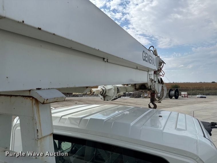 image for item EA1942 2003 International 7600 digger derrick truck