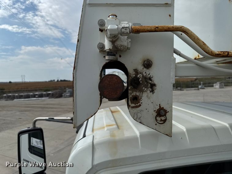 image for item EA1942 2003 International 7600 digger derrick truck