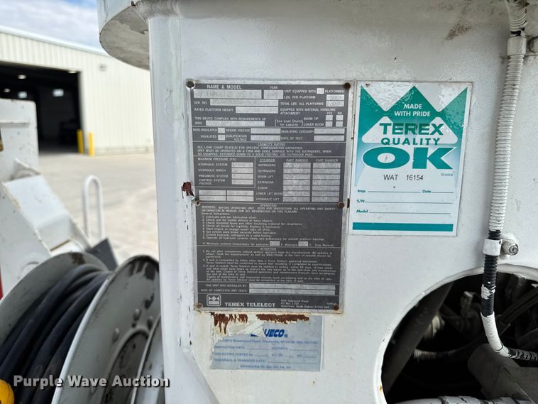 image for item EA1942 2003 International 7600 digger derrick truck