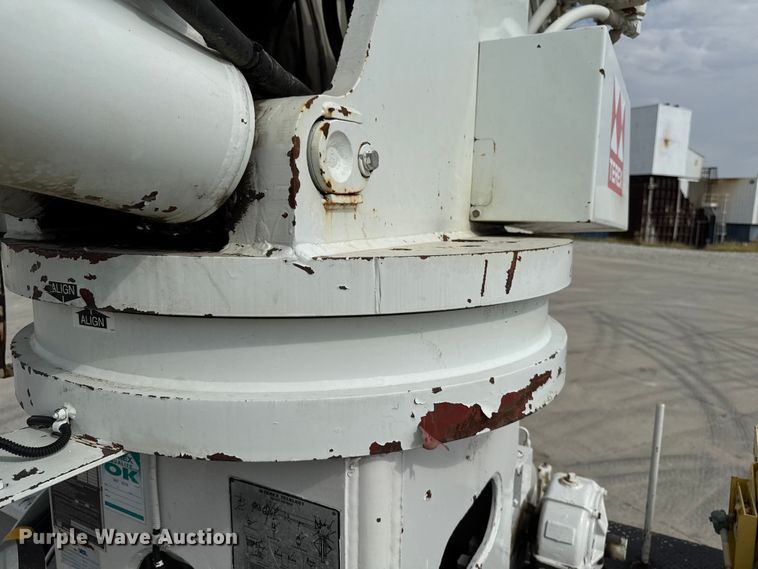 image for item EA1942 2003 International 7600 digger derrick truck