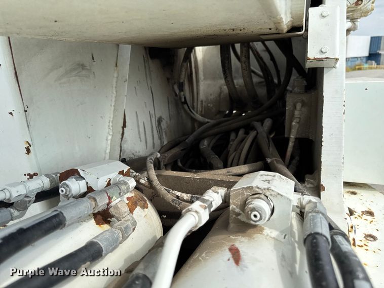 image for item EA1942 2003 International 7600 digger derrick truck