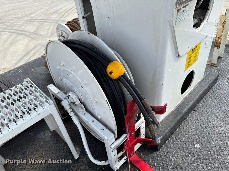 image for item EA1942 2003 International 7600 digger derrick truck