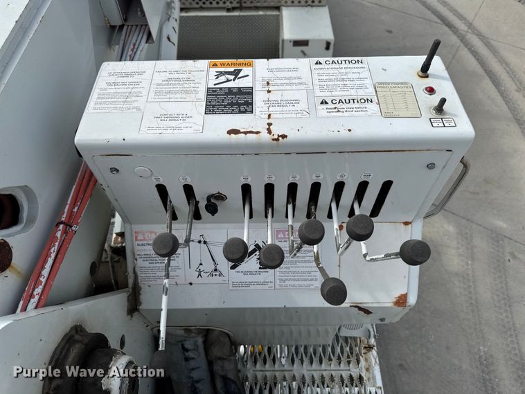 image for item EA1942 2003 International 7600 digger derrick truck