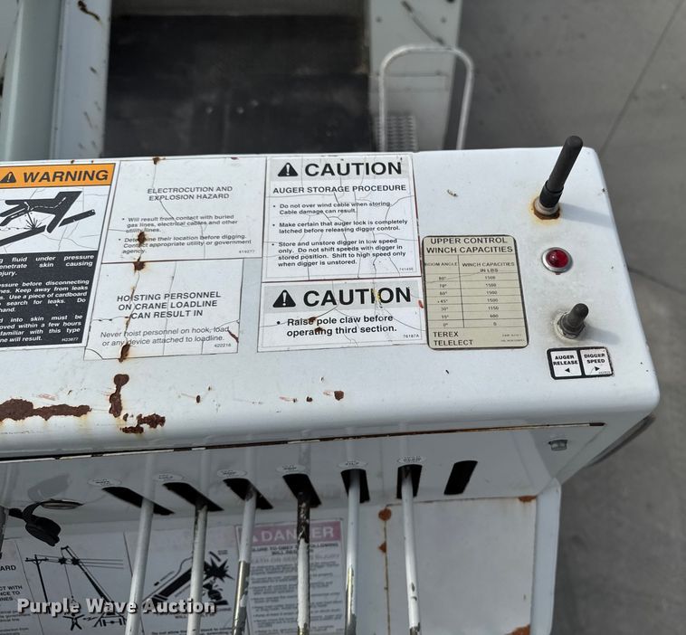 image for item EA1942 2003 International 7600 digger derrick truck