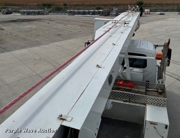 image for item EA1942 2003 International 7600 digger derrick truck