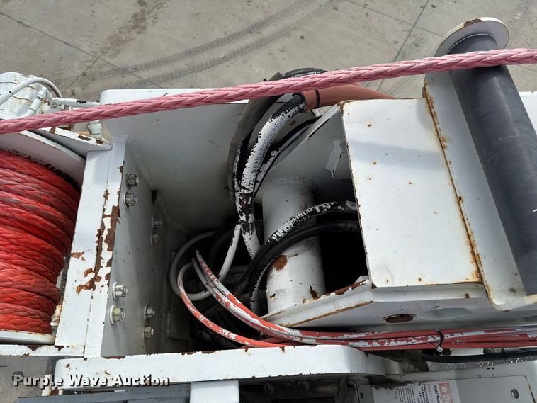 image for item EA1942 2003 International 7600 digger derrick truck