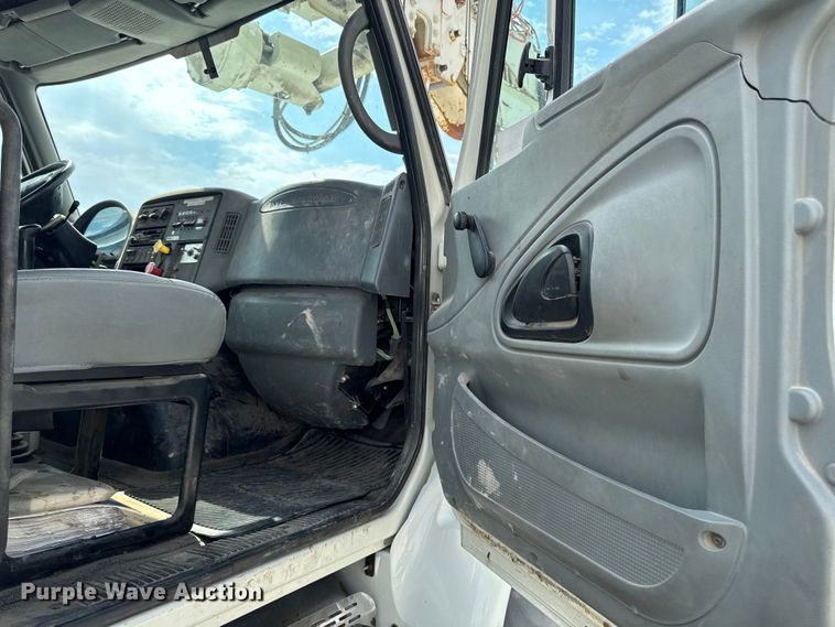 image for item EA1942 2003 International 7600 digger derrick truck