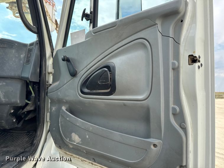 image for item EA1942 2003 International 7600 digger derrick truck