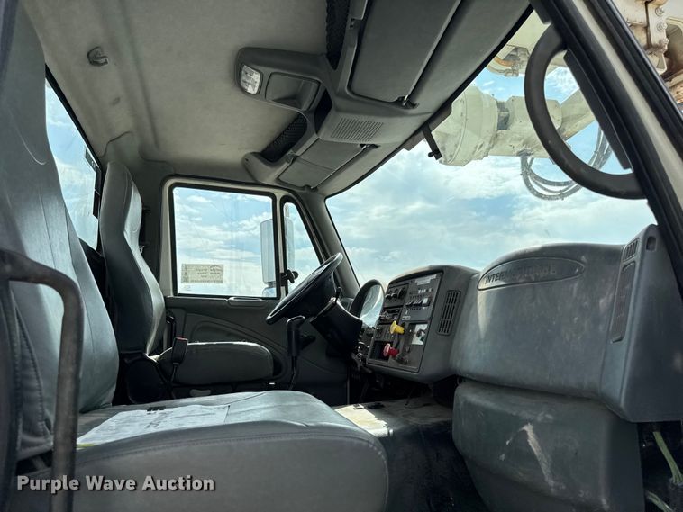 image for item EA1942 2003 International 7600 digger derrick truck