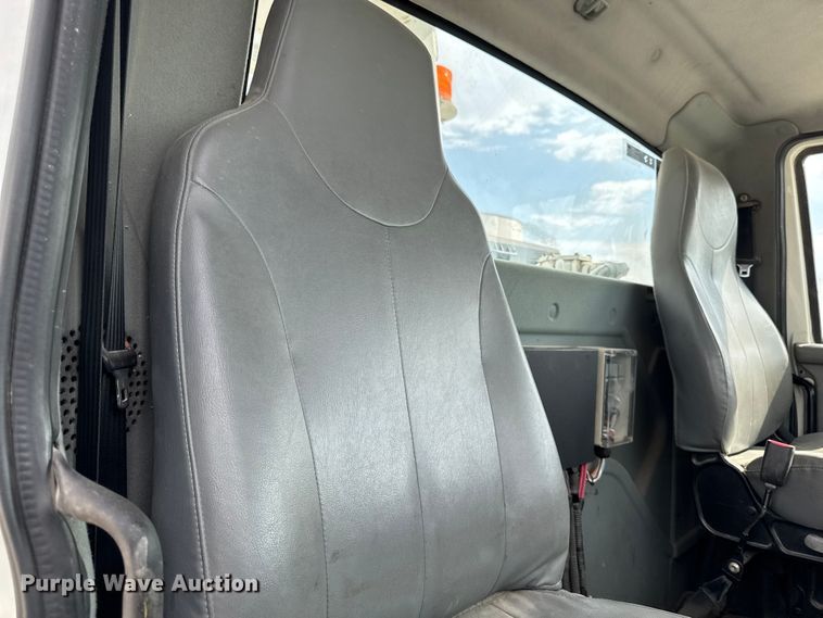 image for item EA1942 2003 International 7600 digger derrick truck