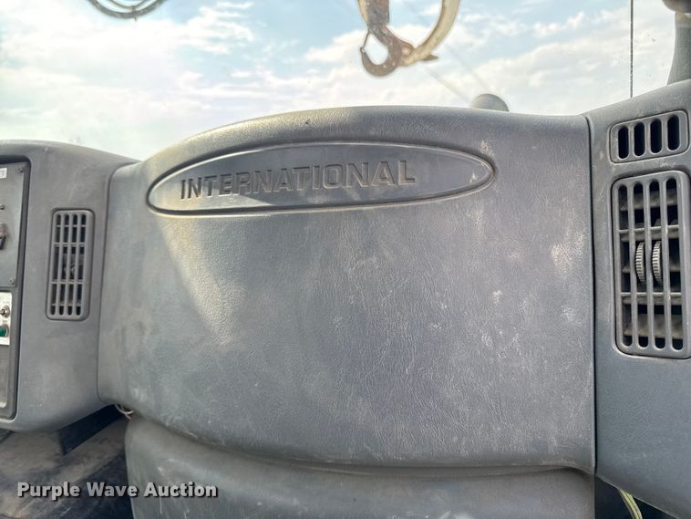 image for item EA1942 2003 International 7600 digger derrick truck