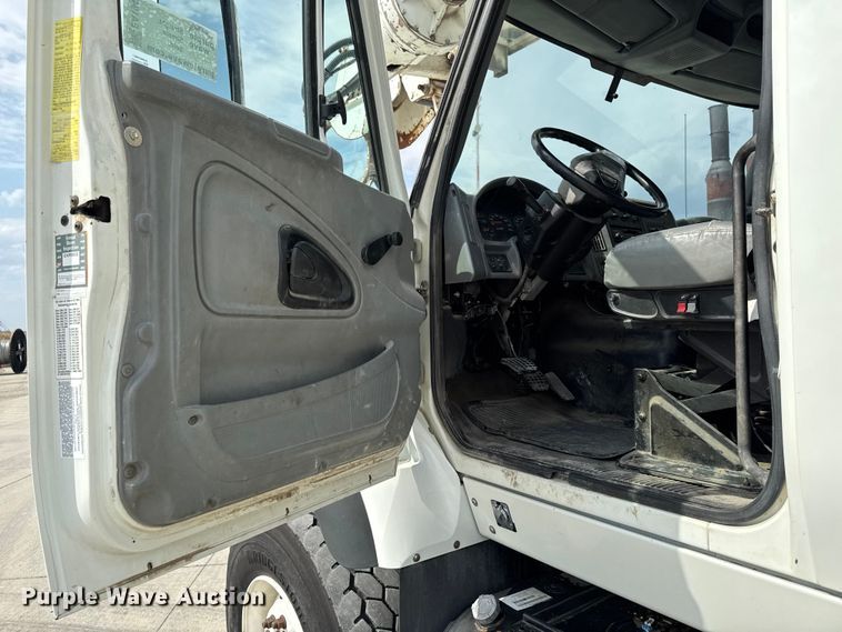 image for item EA1942 2003 International 7600 digger derrick truck