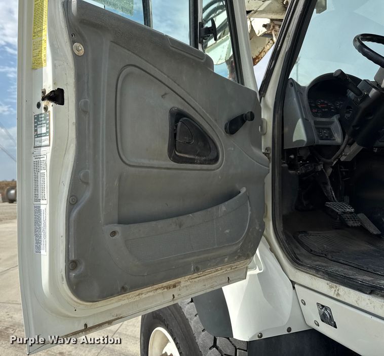 image for item EA1942 2003 International 7600 digger derrick truck