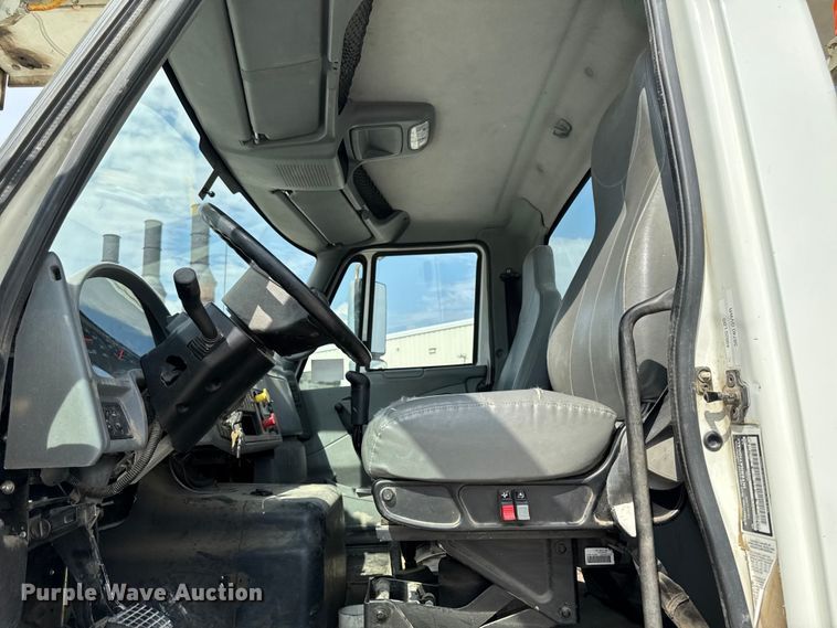 image for item EA1942 2003 International 7600 digger derrick truck