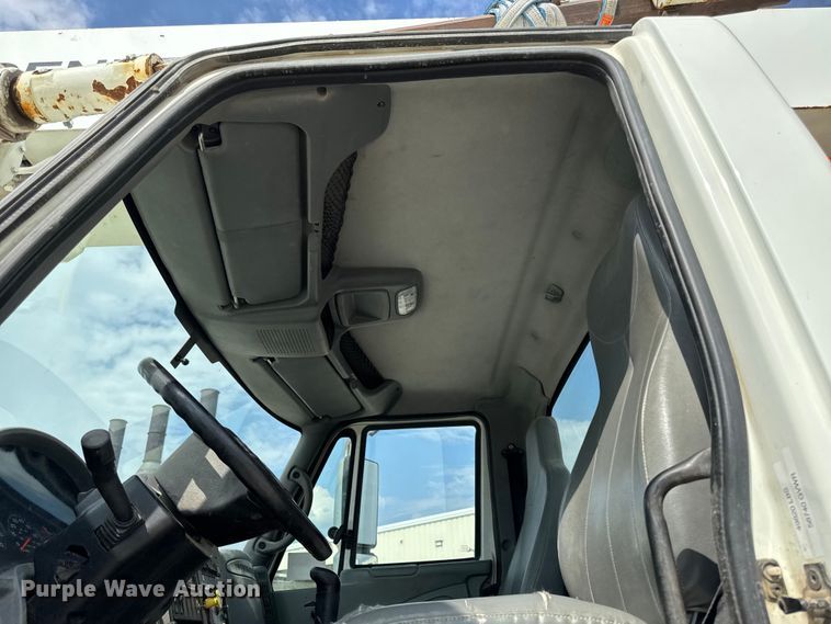 image for item EA1942 2003 International 7600 digger derrick truck