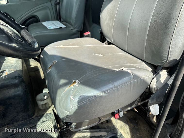 image for item EA1942 2003 International 7600 digger derrick truck