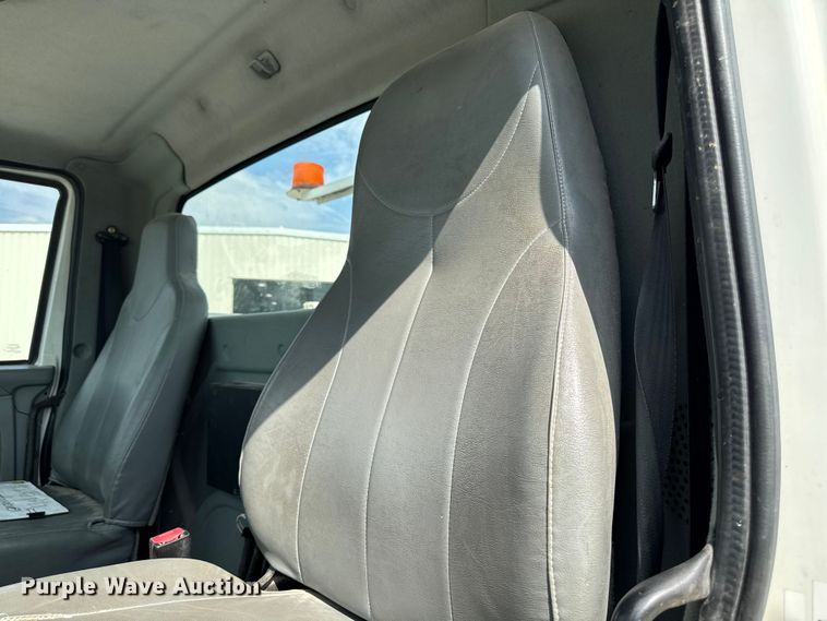 image for item EA1942 2003 International 7600 digger derrick truck