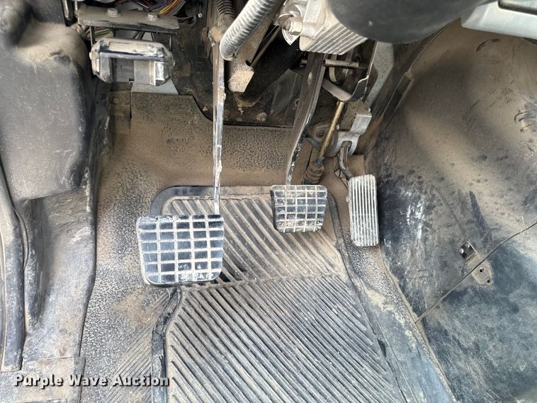 image for item EA1942 2003 International 7600 digger derrick truck