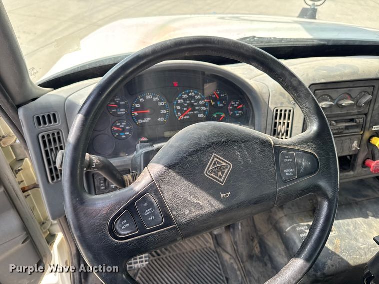 image for item EA1942 2003 International 7600 digger derrick truck