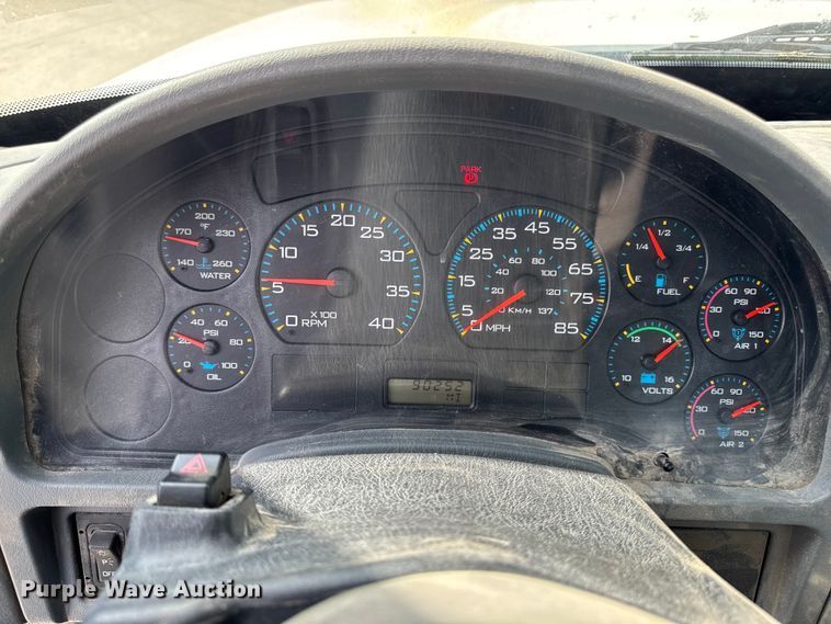 image for item EA1942 2003 International 7600 digger derrick truck