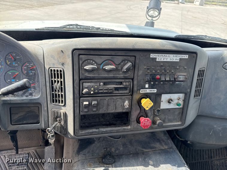 image for item EA1942 2003 International 7600 digger derrick truck