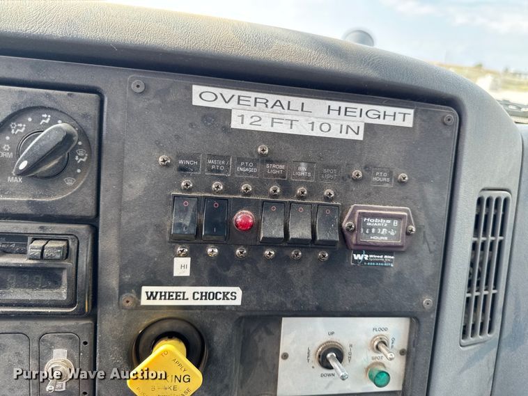 image for item EA1942 2003 International 7600 digger derrick truck