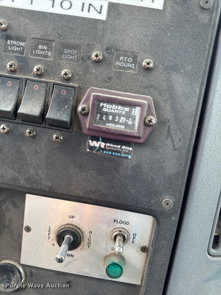 image for item EA1942 2003 International 7600 digger derrick truck