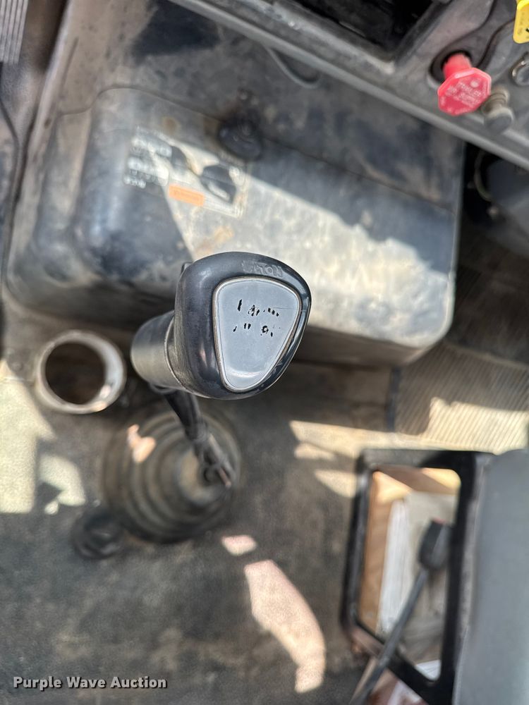 image for item EA1942 2003 International 7600 digger derrick truck