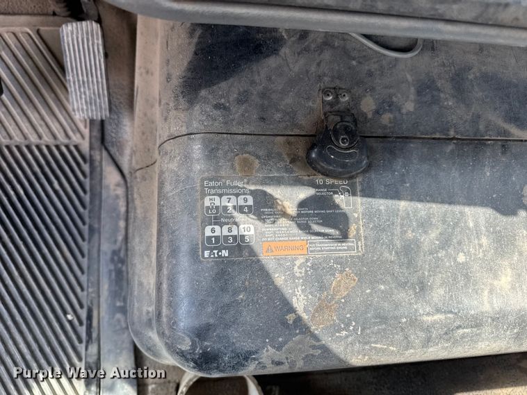 image for item EA1942 2003 International 7600 digger derrick truck