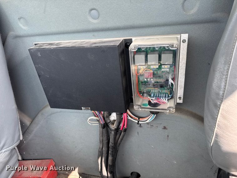 image for item EA1942 2003 International 7600 digger derrick truck