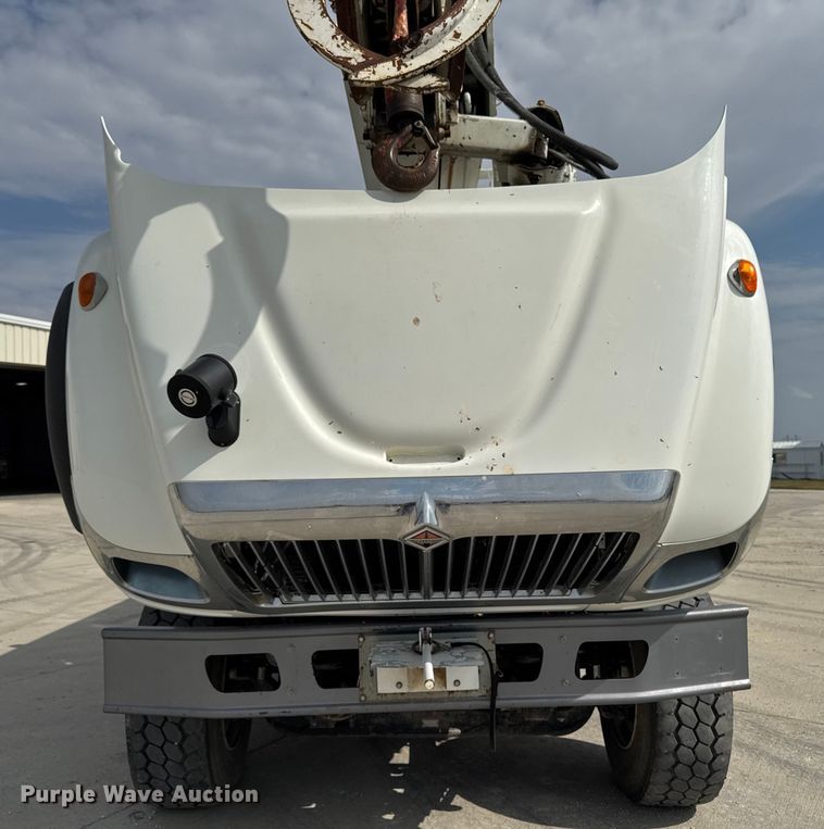 image for item EA1942 2003 International 7600 digger derrick truck