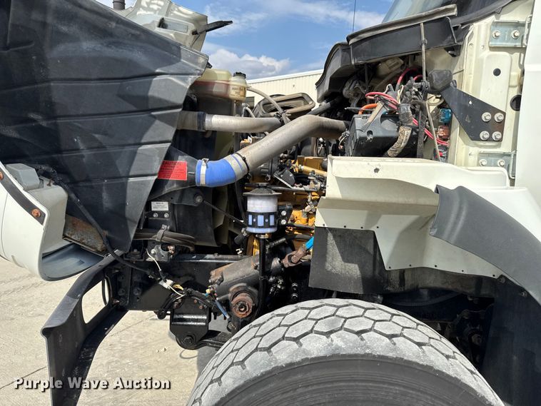 image for item EA1942 2003 International 7600 digger derrick truck