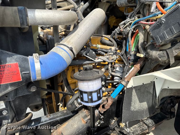 image for item EA1942 2003 International 7600 digger derrick truck