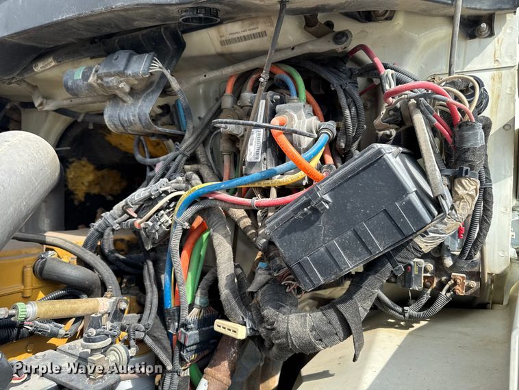 image for item EA1942 2003 International 7600 digger derrick truck