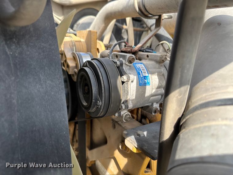 image for item EA1942 2003 International 7600 digger derrick truck