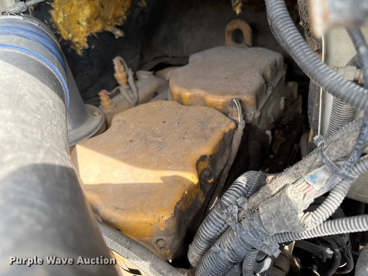 image for item EA1942 2003 International 7600 digger derrick truck