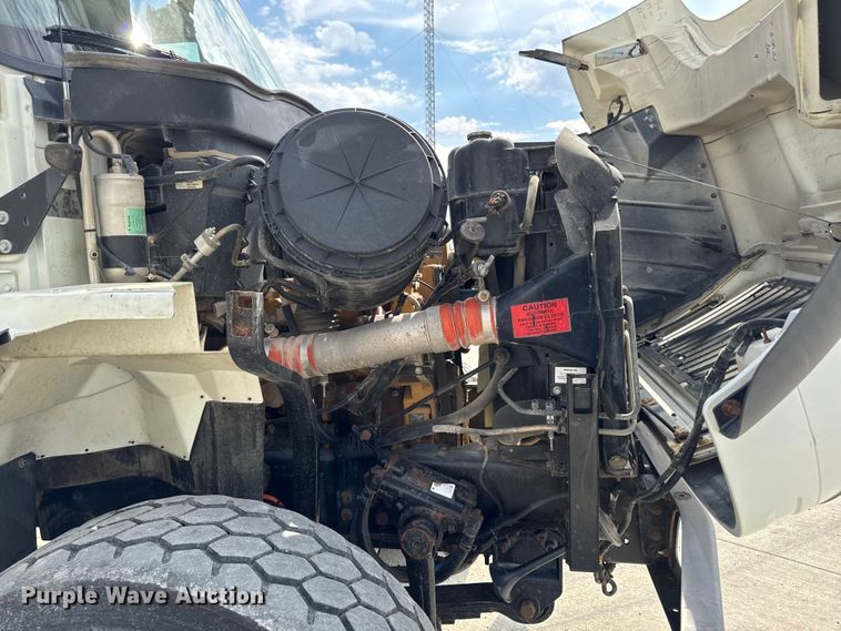 image for item EA1942 2003 International 7600 digger derrick truck