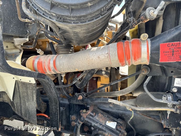 image for item EA1942 2003 International 7600 digger derrick truck