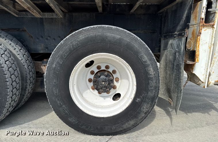 image for item EA1942 2003 International 7600 digger derrick truck